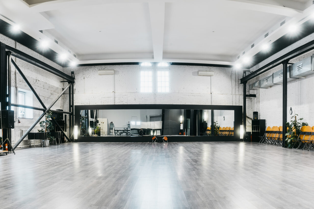 Арендовать Уникальный двухуровневый  лофт в центре Москвы