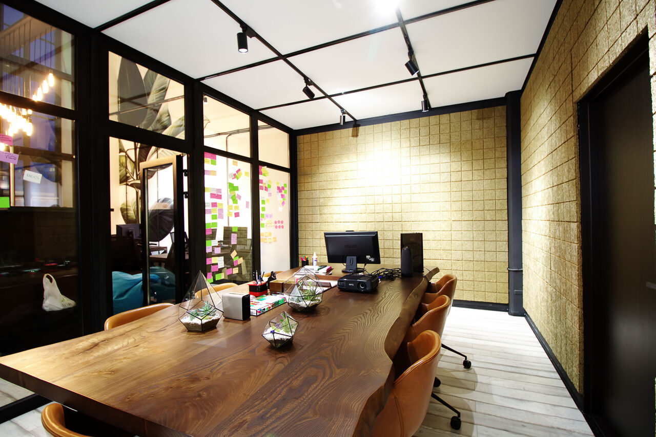 Арендовать Telegraph Hall Современный зал с большим столом