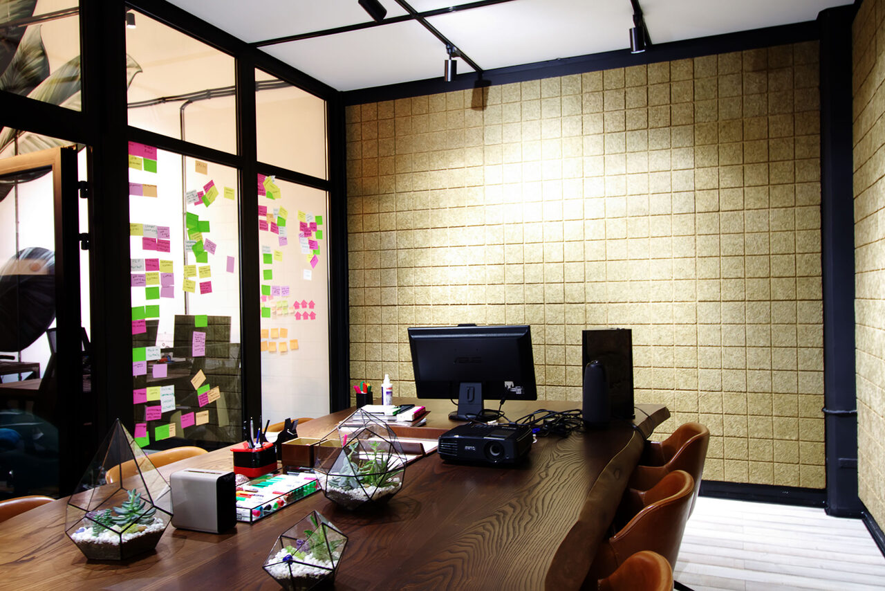 Арендовать Telegraph Hall Современный зал с большим столом