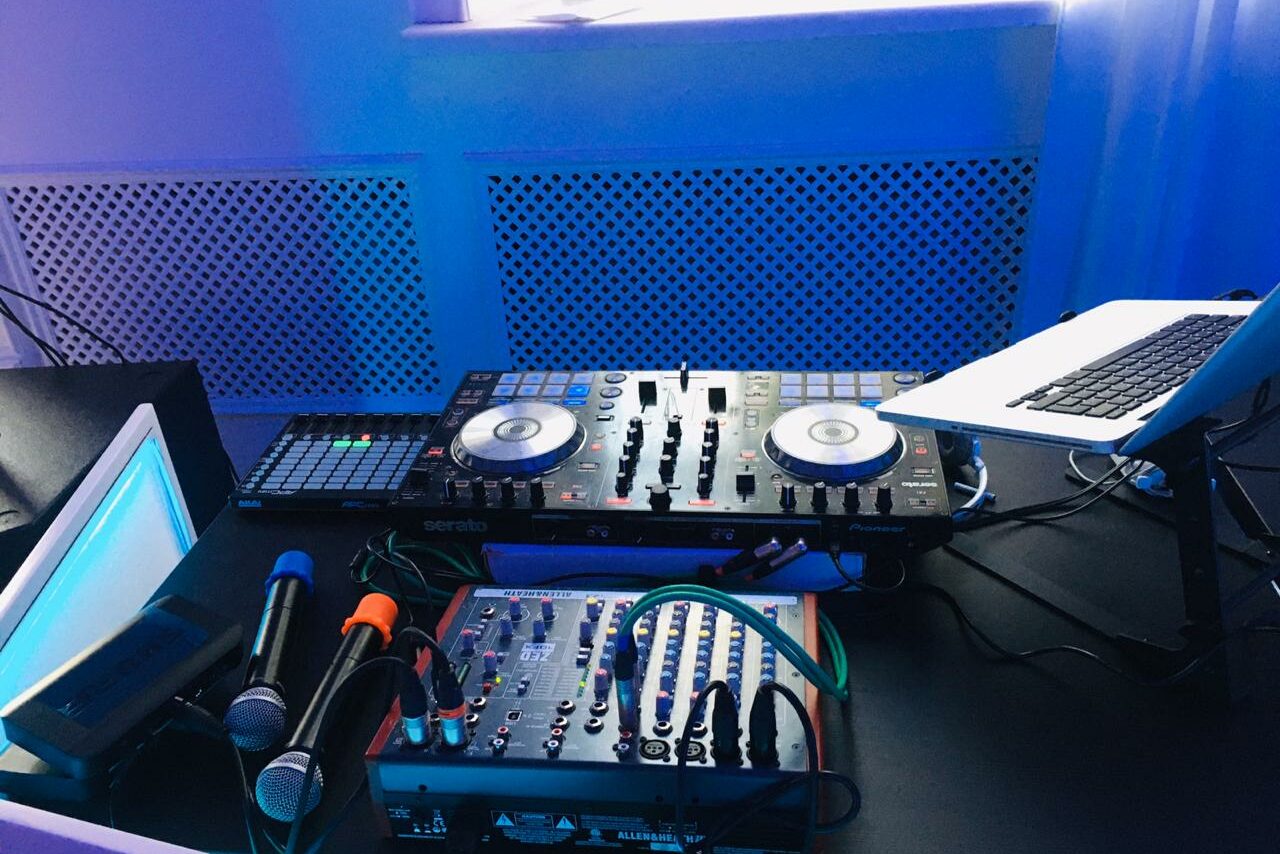 Арендовать Лофт Космос. Белый лофт в особняке