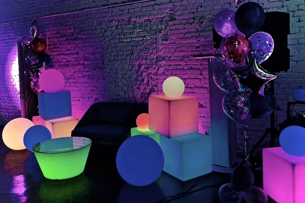 Арендовать Лофт Космос. Белый лофт в особняке