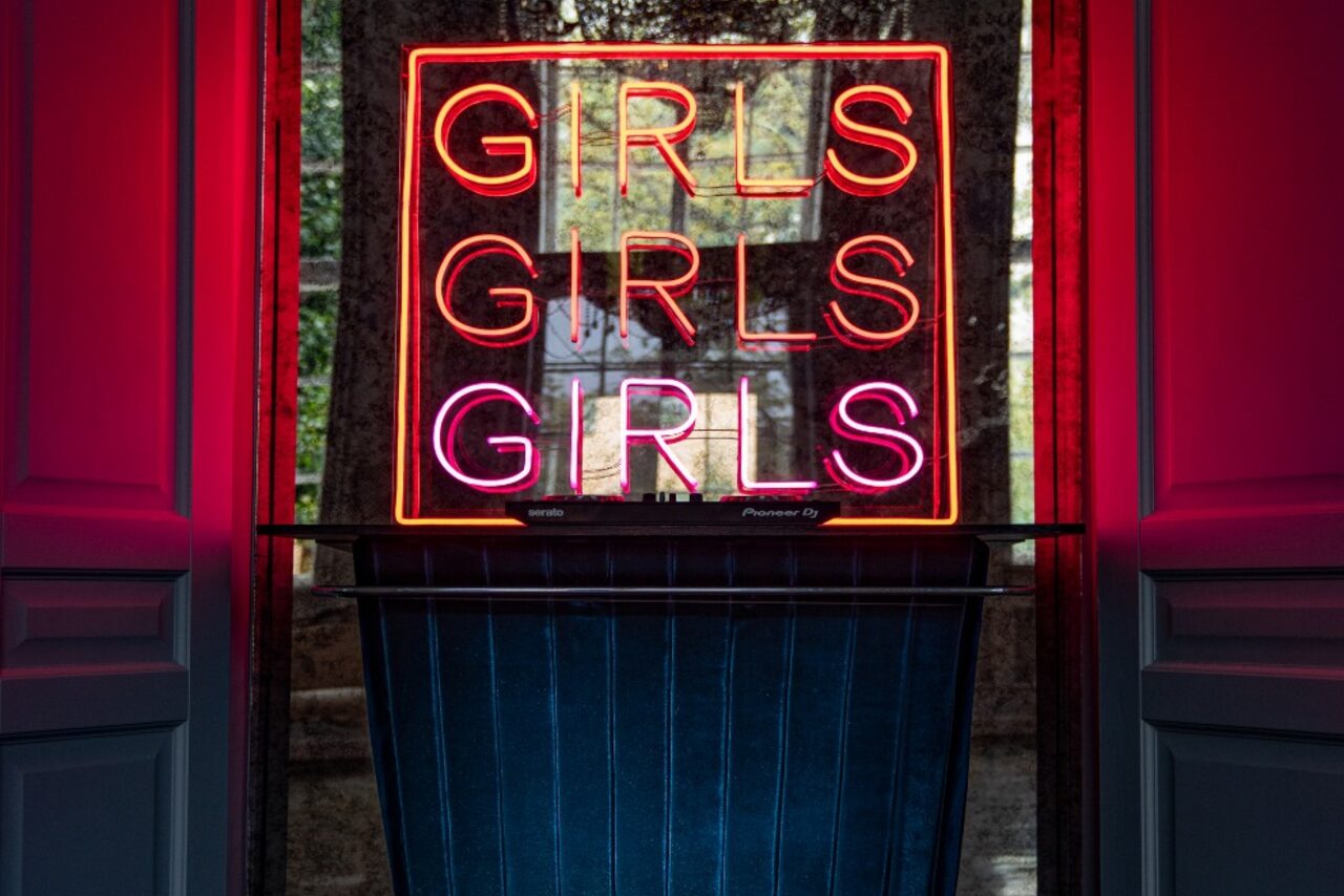 Арендовать Лофт Космос. Белый лофт в особняке