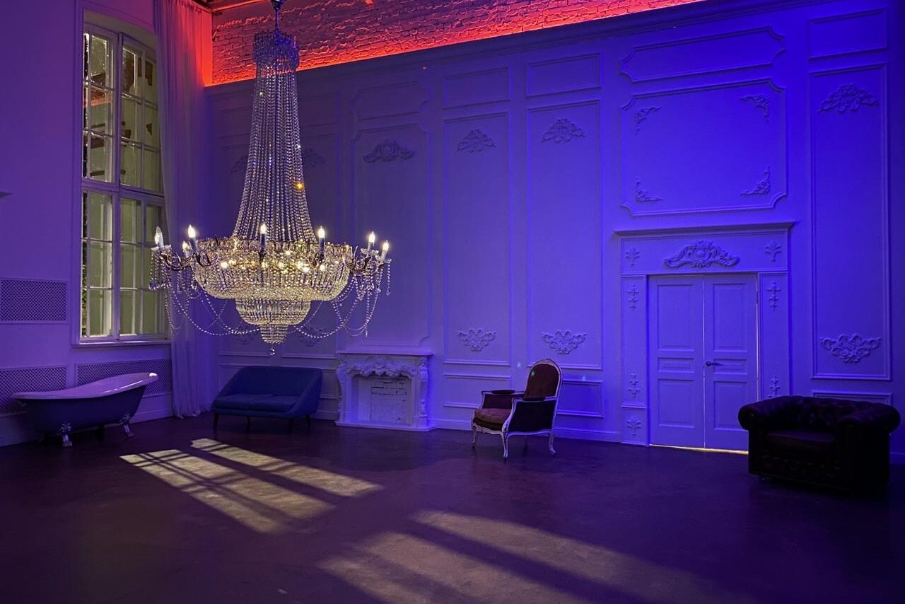 Арендовать Лофт Космос. Белый лофт в особняке