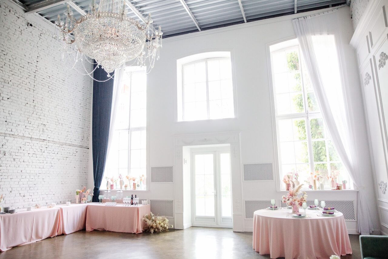 Арендовать Лофт Космос. Белый лофт в особняке