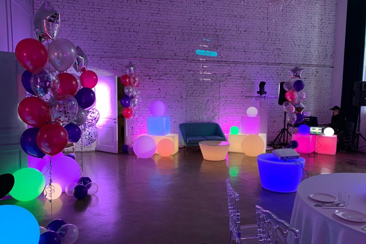 Арендовать Лофт Космос. Белый лофт в особняке