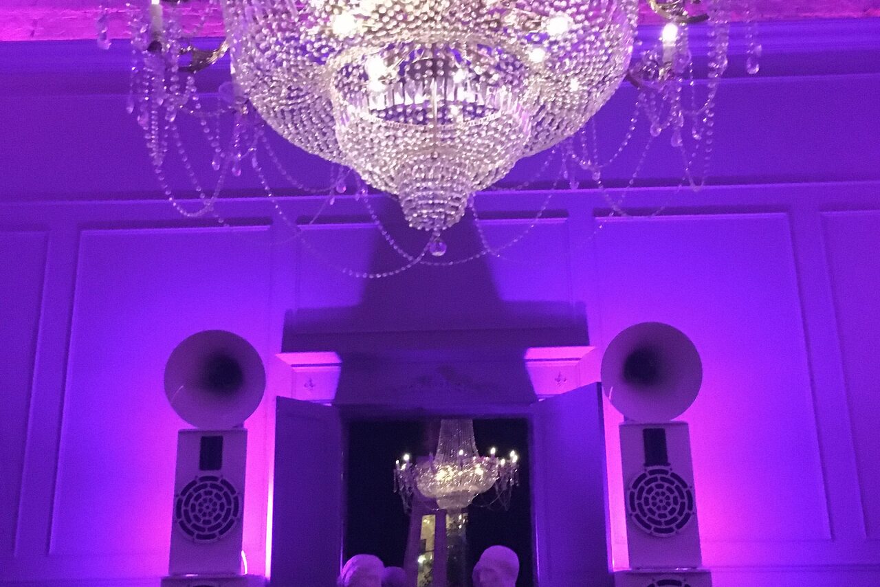 Арендовать Лофт Космос. Белый лофт в особняке