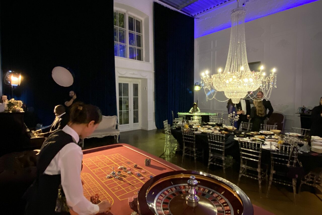 Арендовать Лофт Космос. Белый лофт в особняке