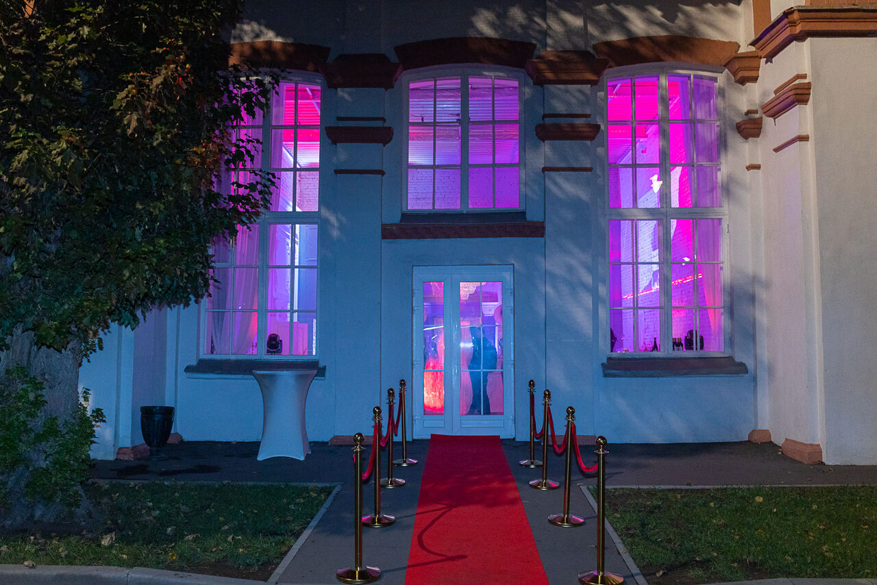 Арендовать Лофт Космос. Белый лофт в особняке