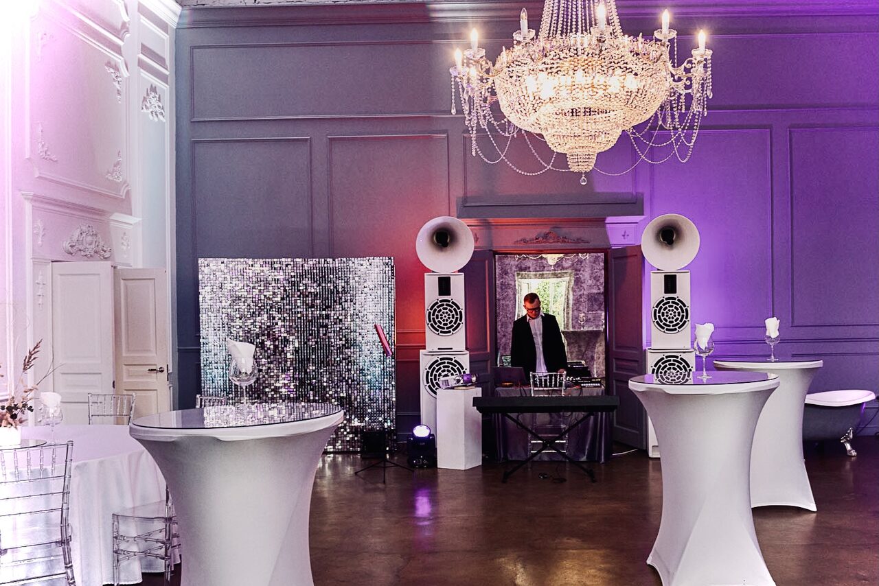 Арендовать Лофт Космос. Белый лофт в особняке