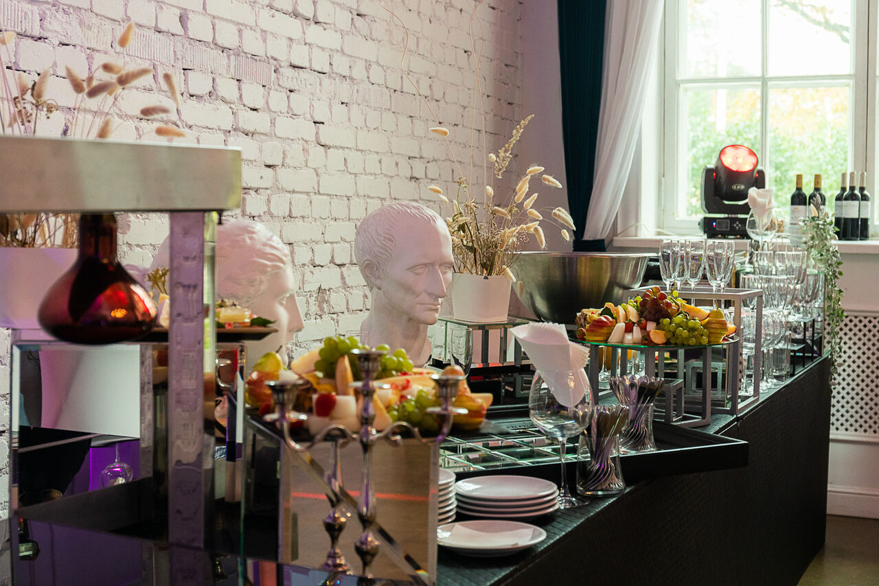 Арендовать Лофт Космос. Белый лофт в особняке