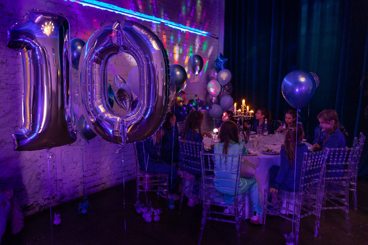 Арендовать Лофт Космос. Белый лофт в особняке