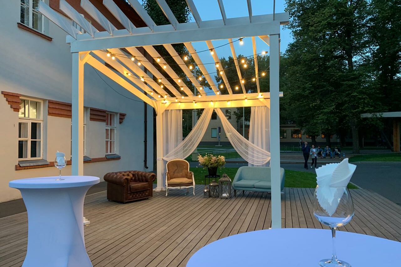 Арендовать Лофт Космос. Белый лофт в особняке