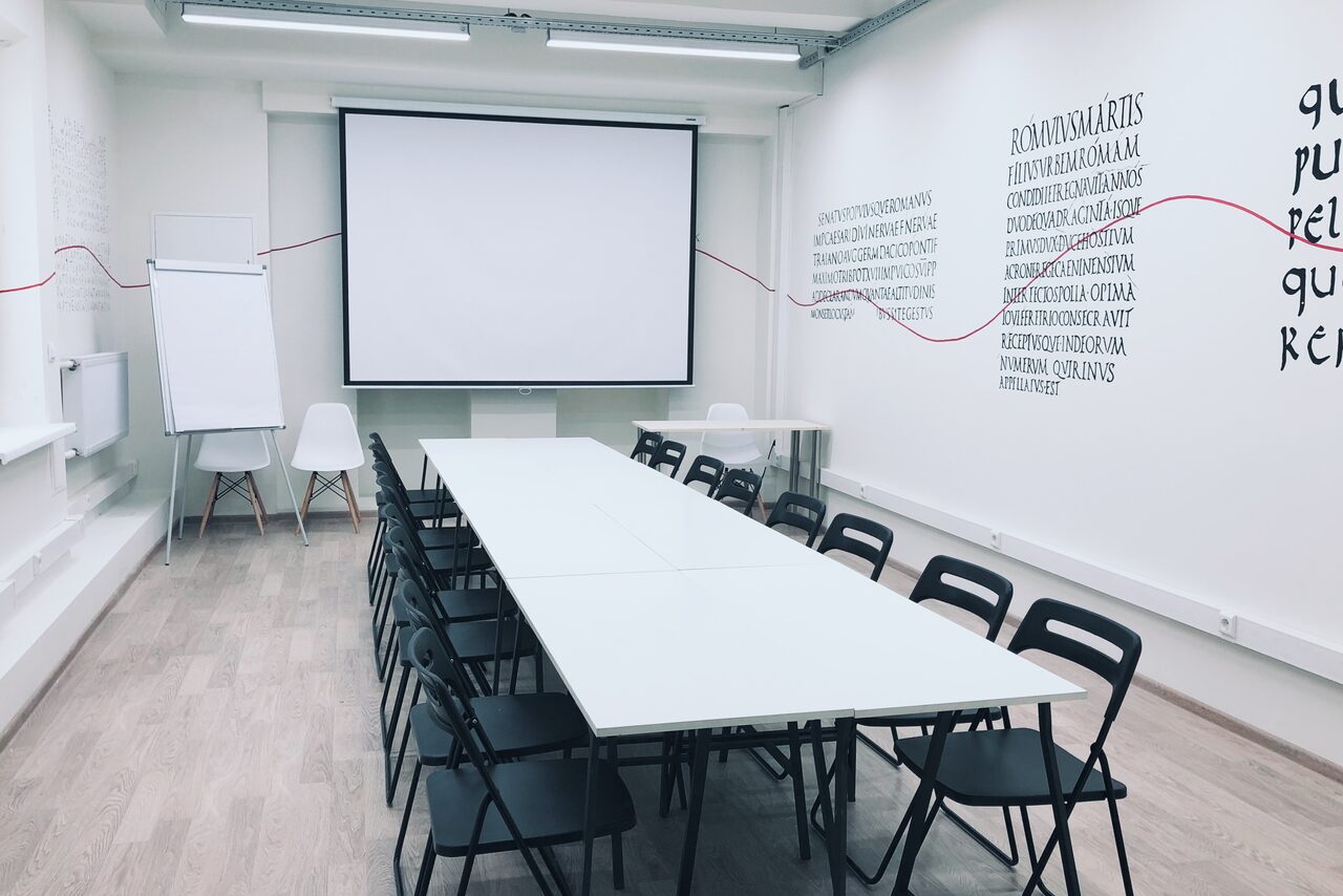 Арендовать KES Rooms. Большой зал для обучающих мероприятий