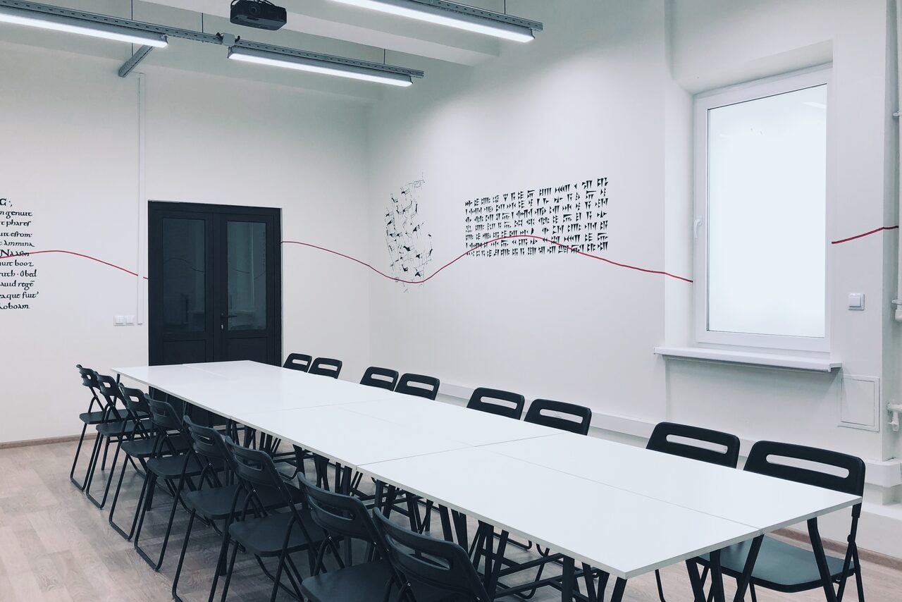 Арендовать KES Rooms. Большой зал для обучающих мероприятий