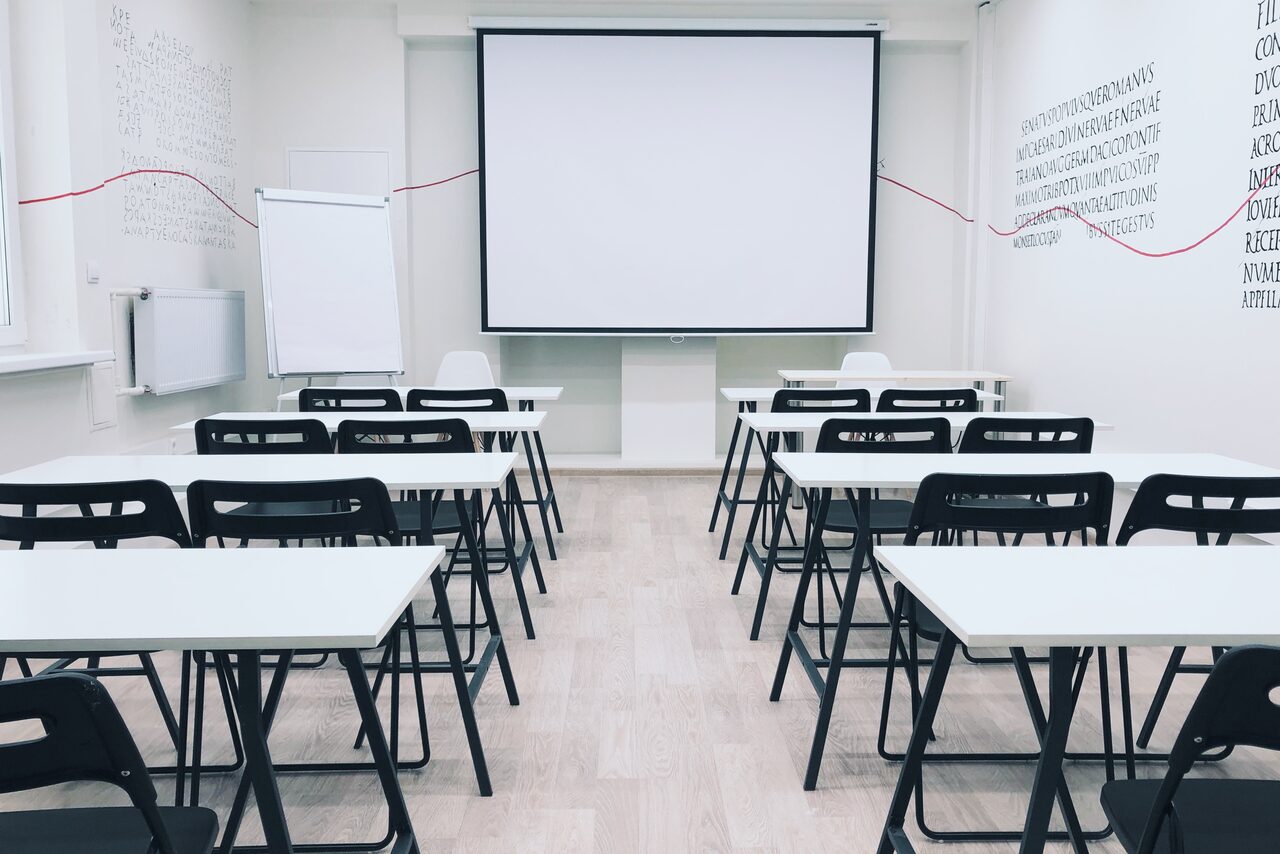 Арендовать KES Rooms. Большой зал для обучающих мероприятий