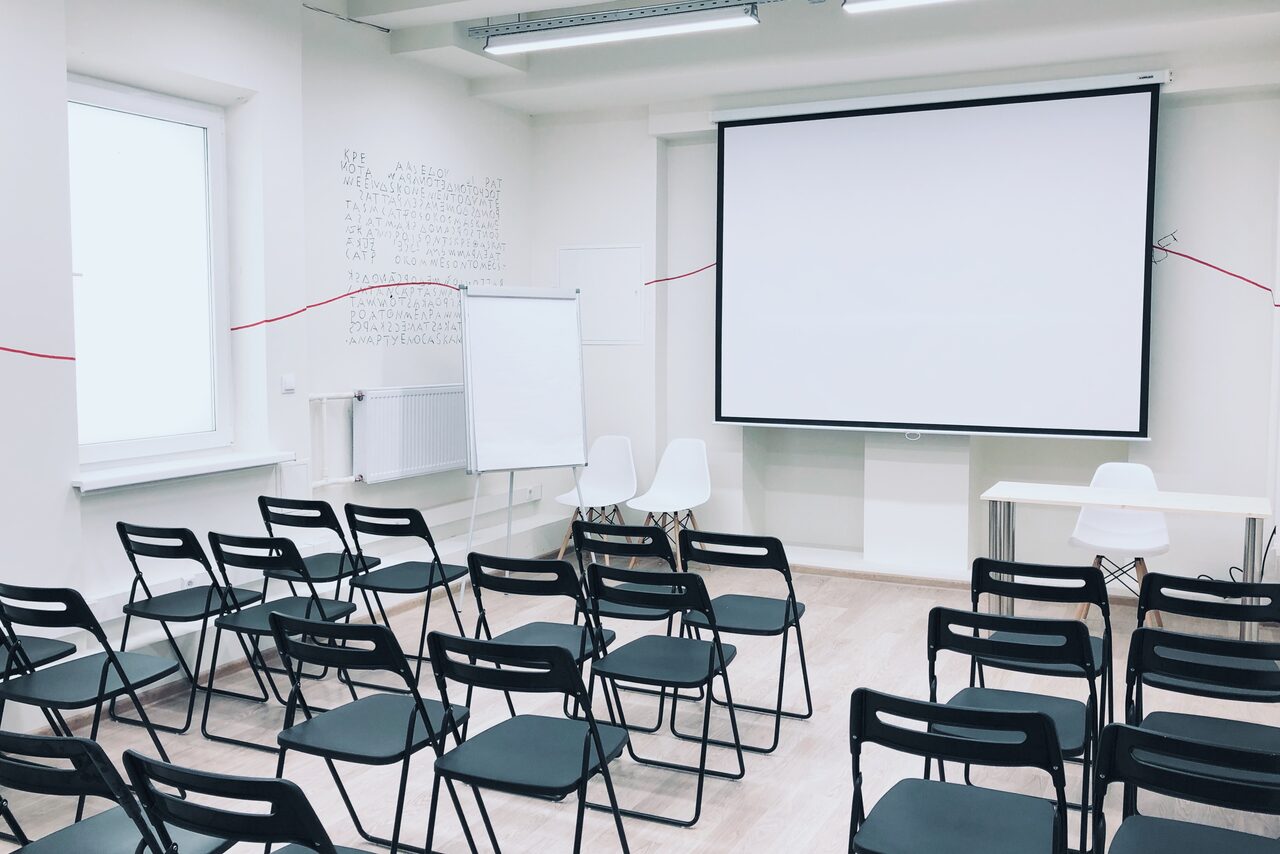 Арендовать KES Rooms. Большой зал для обучающих мероприятий