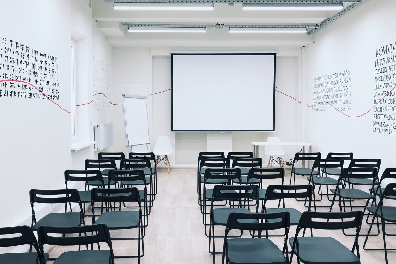 Арендовать KES Rooms. Большой зал для обучающих мероприятий