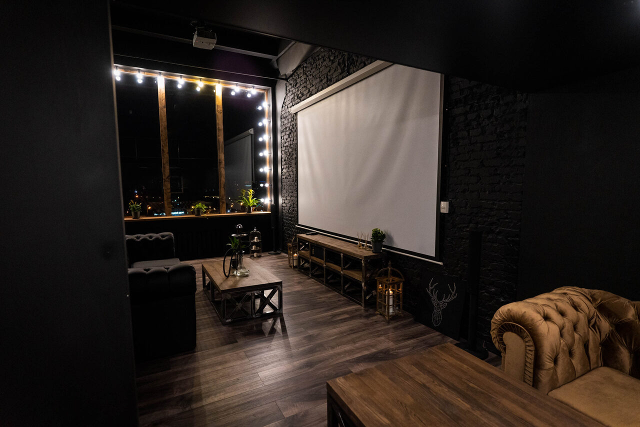 Арендовать Igloobar. Уникальный лофт-кинозал 