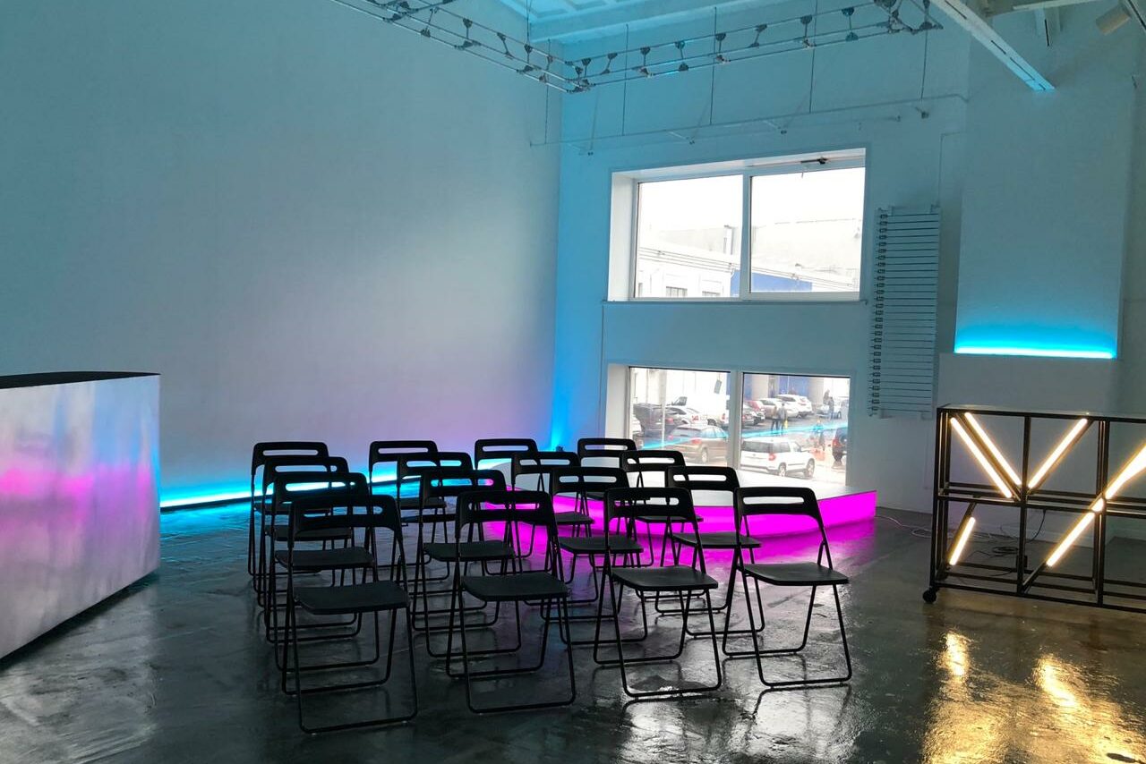 Арендовать Qweex Campus Неоновый лофт на Савеловской