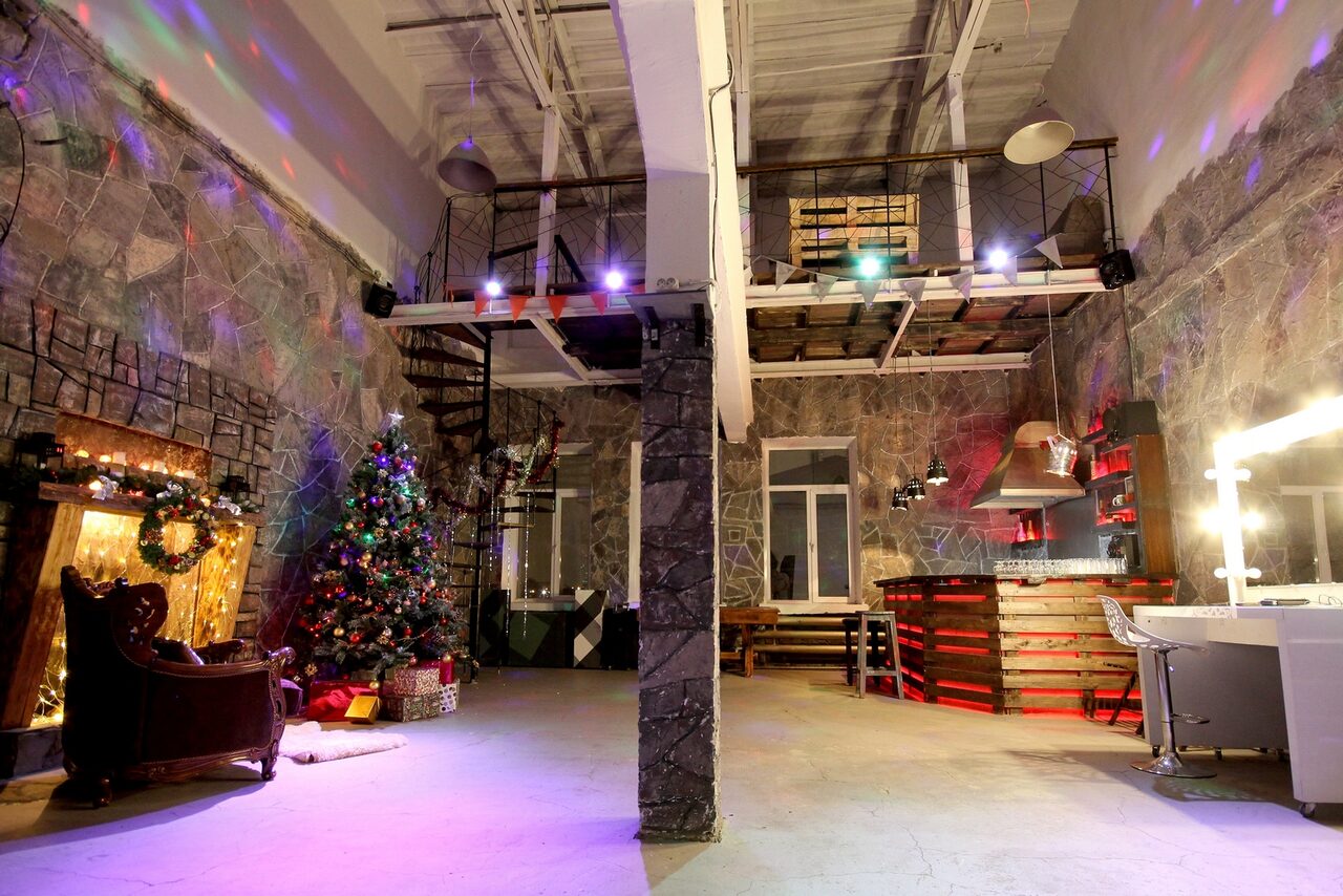 Арендовать Graf-Studio. Двухуровневый лофт с барной стойкой