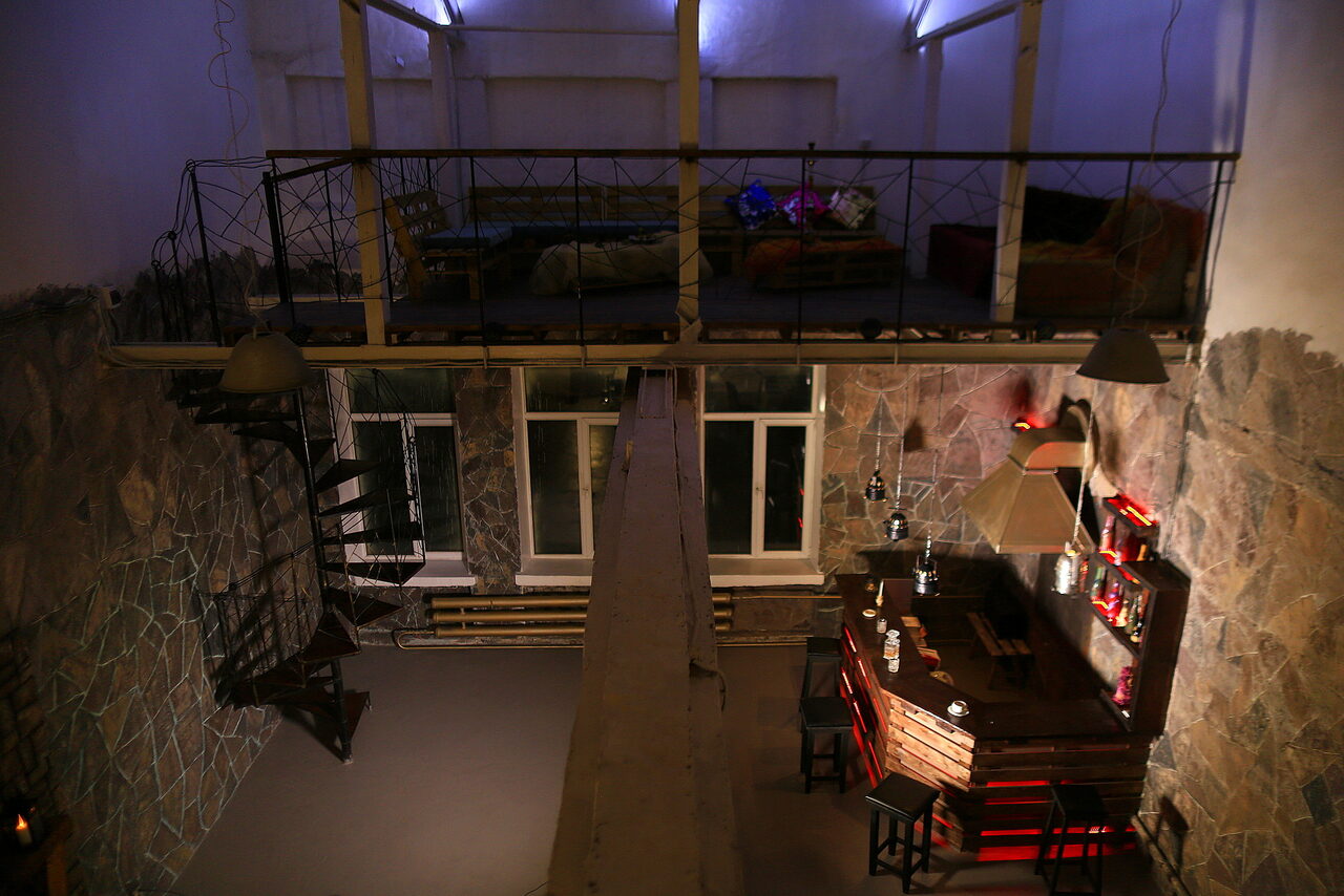 Арендовать Graf-Studio. Двухуровневый лофт с барной стойкой