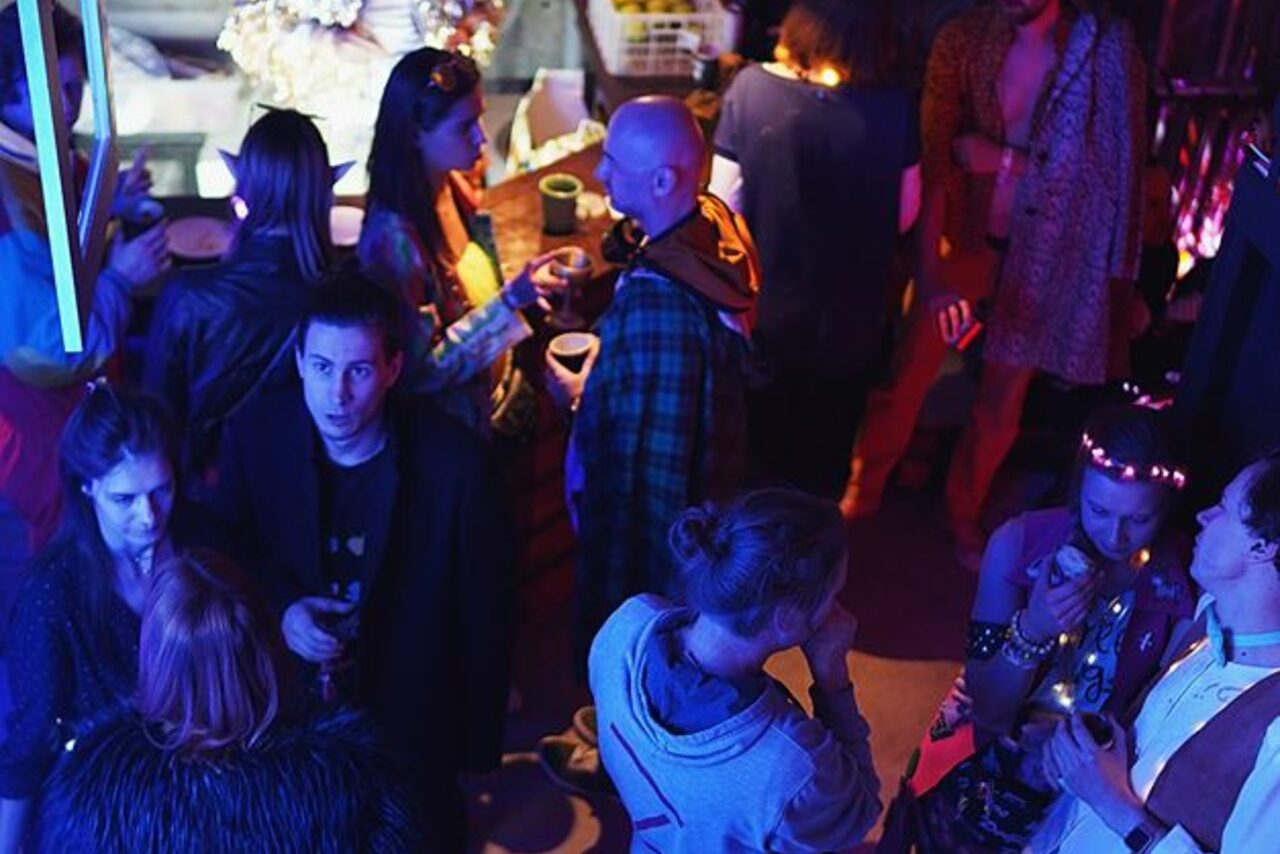 Арендовать Graf-Studio. Двухуровневый лофт с барной стойкой