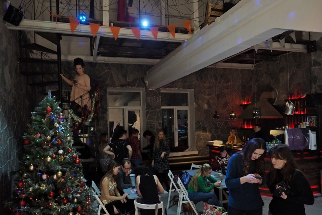 Арендовать Graf-Studio. Двухуровневый лофт с барной стойкой