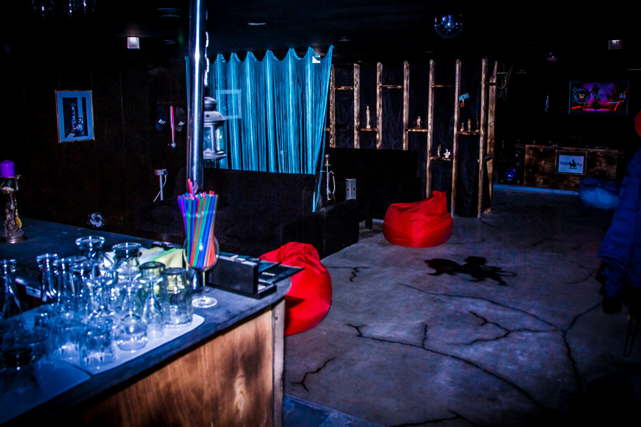 Арендовать Лофт с диванами и баром