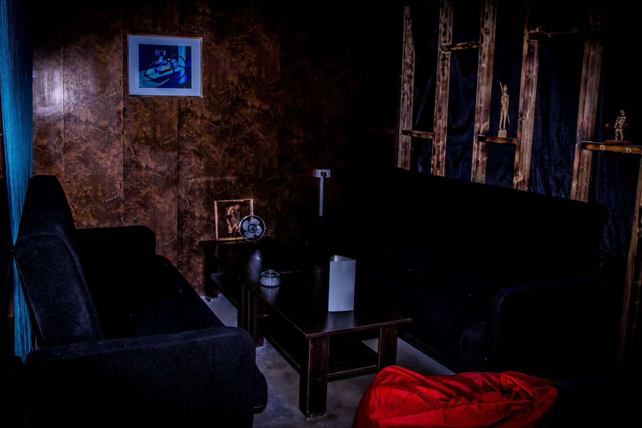 Арендовать Лофт с диванами и баром