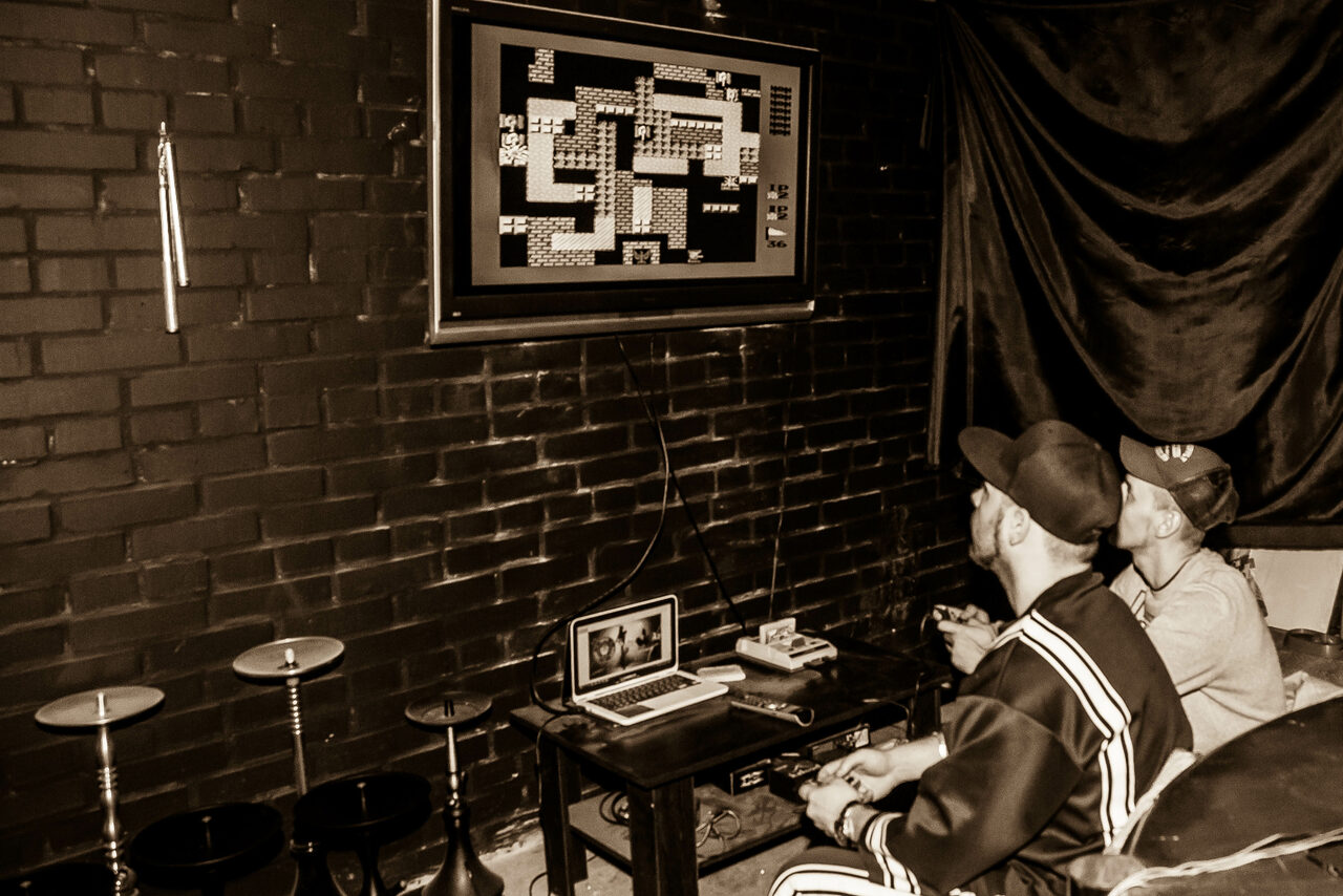 Арендовать Лофт с диванами и баром