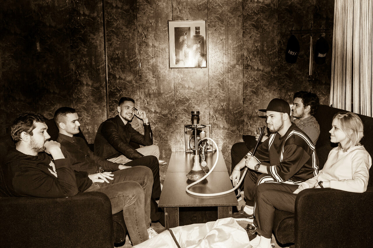 Арендовать Лофт с диванами и баром