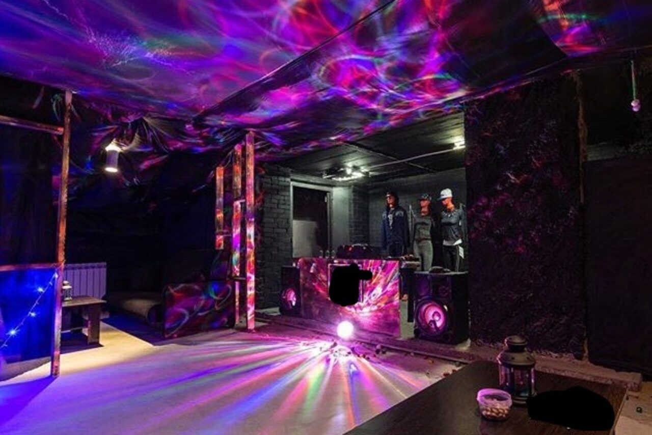 Арендовать Лофт с диванами и баром