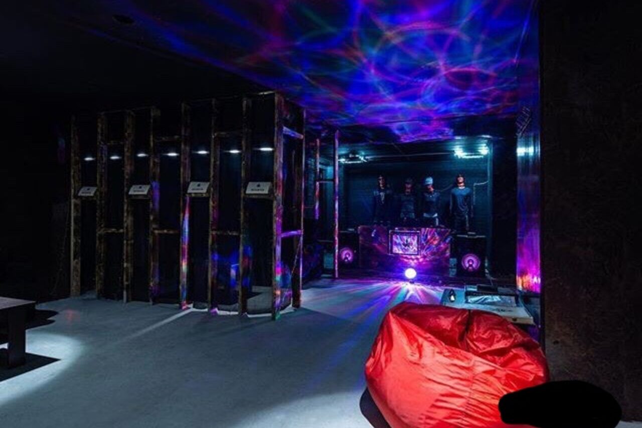 Арендовать Лофт с диванами и баром