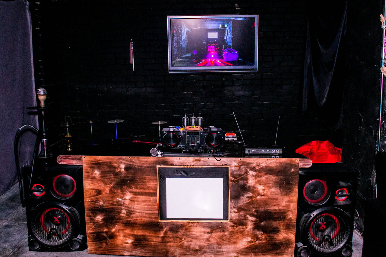 Арендовать Лофт с диванами и баром