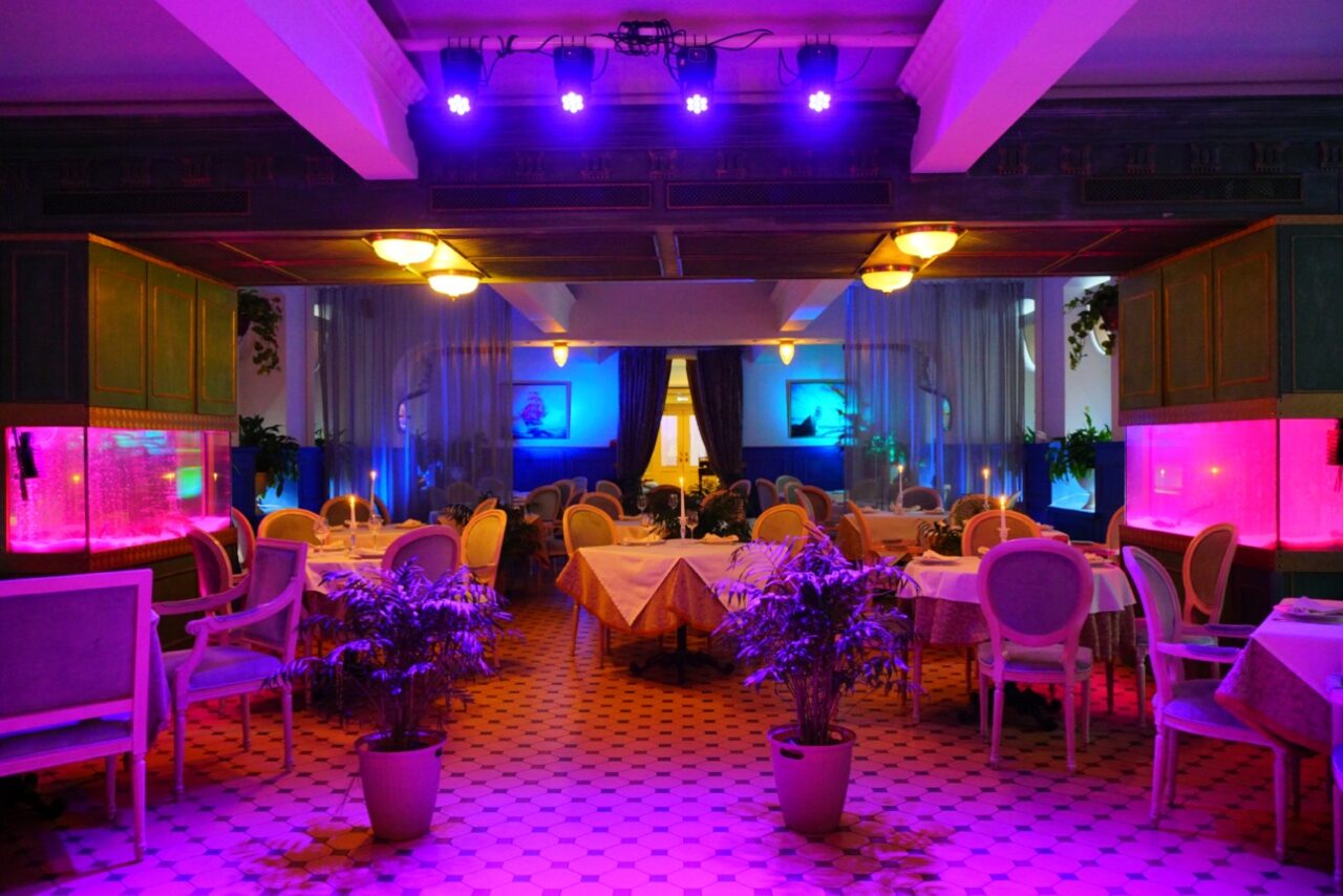Арендовать Ресторан Владивосток. Банкетный зал со сценой