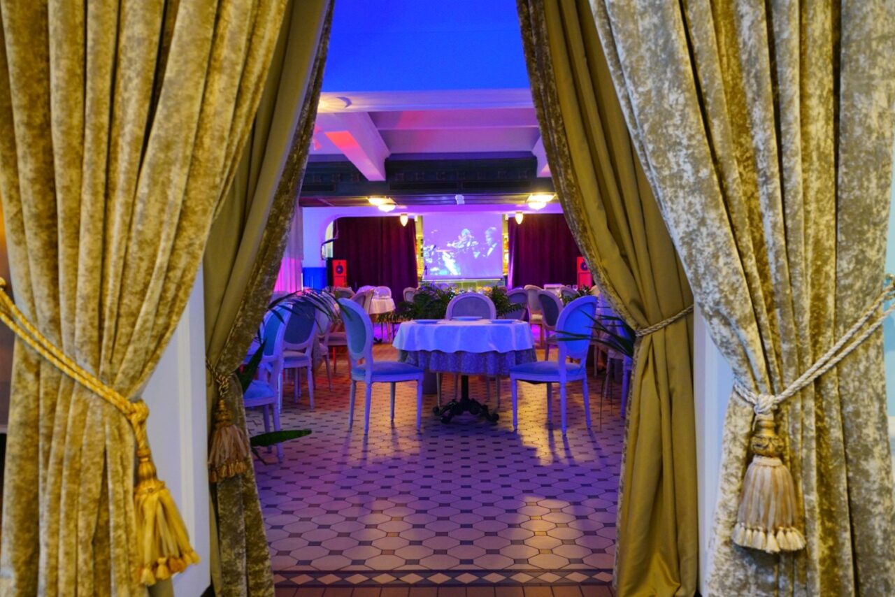 Арендовать Ресторан Владивосток. Банкетный зал со сценой