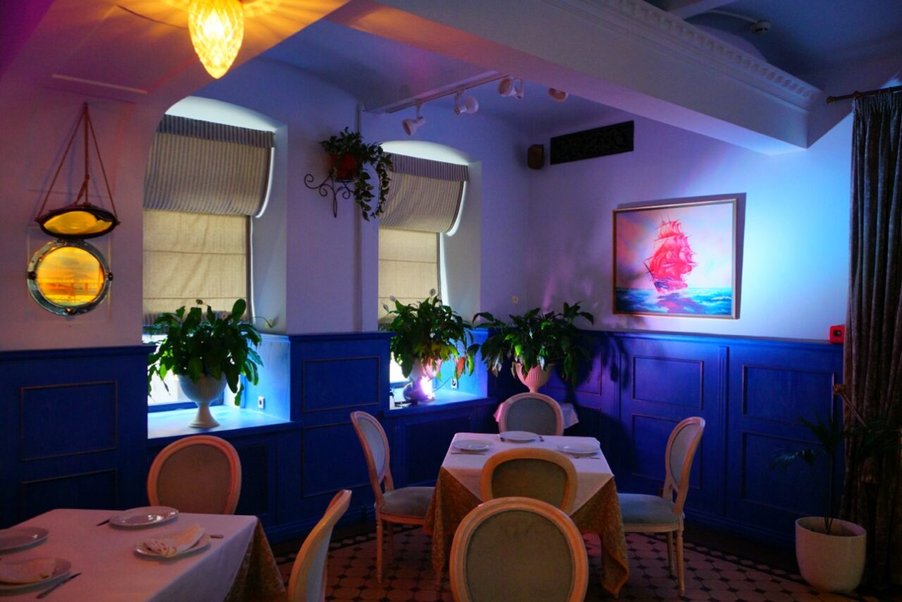 Арендовать Ресторан Владивосток. Банкетный зал со сценой