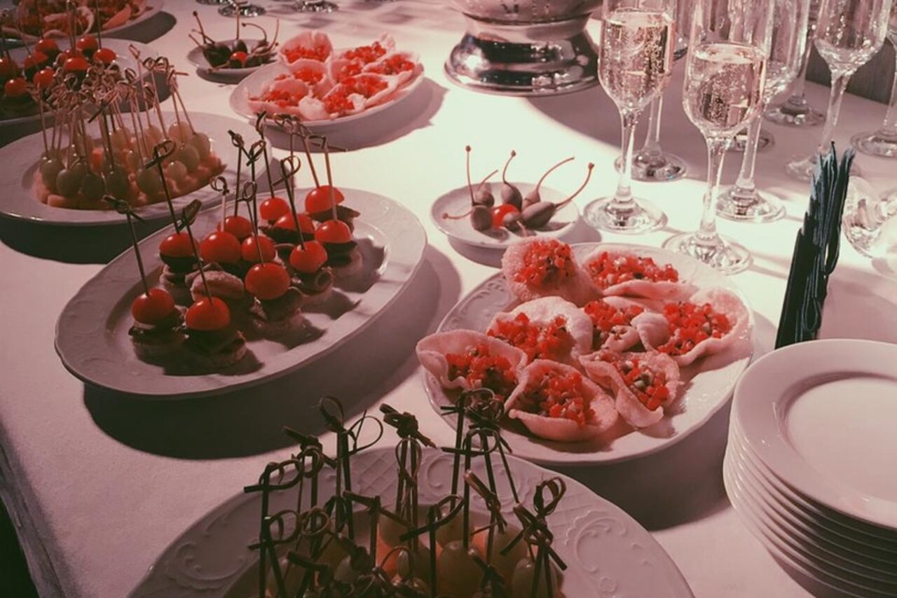 Арендовать Ресторан Владивосток. Банкетный зал со сценой