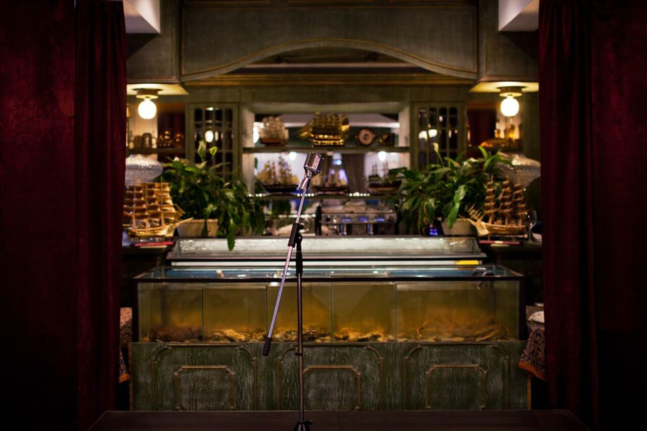 Арендовать Ресторан Владивосток. Банкетный зал со сценой