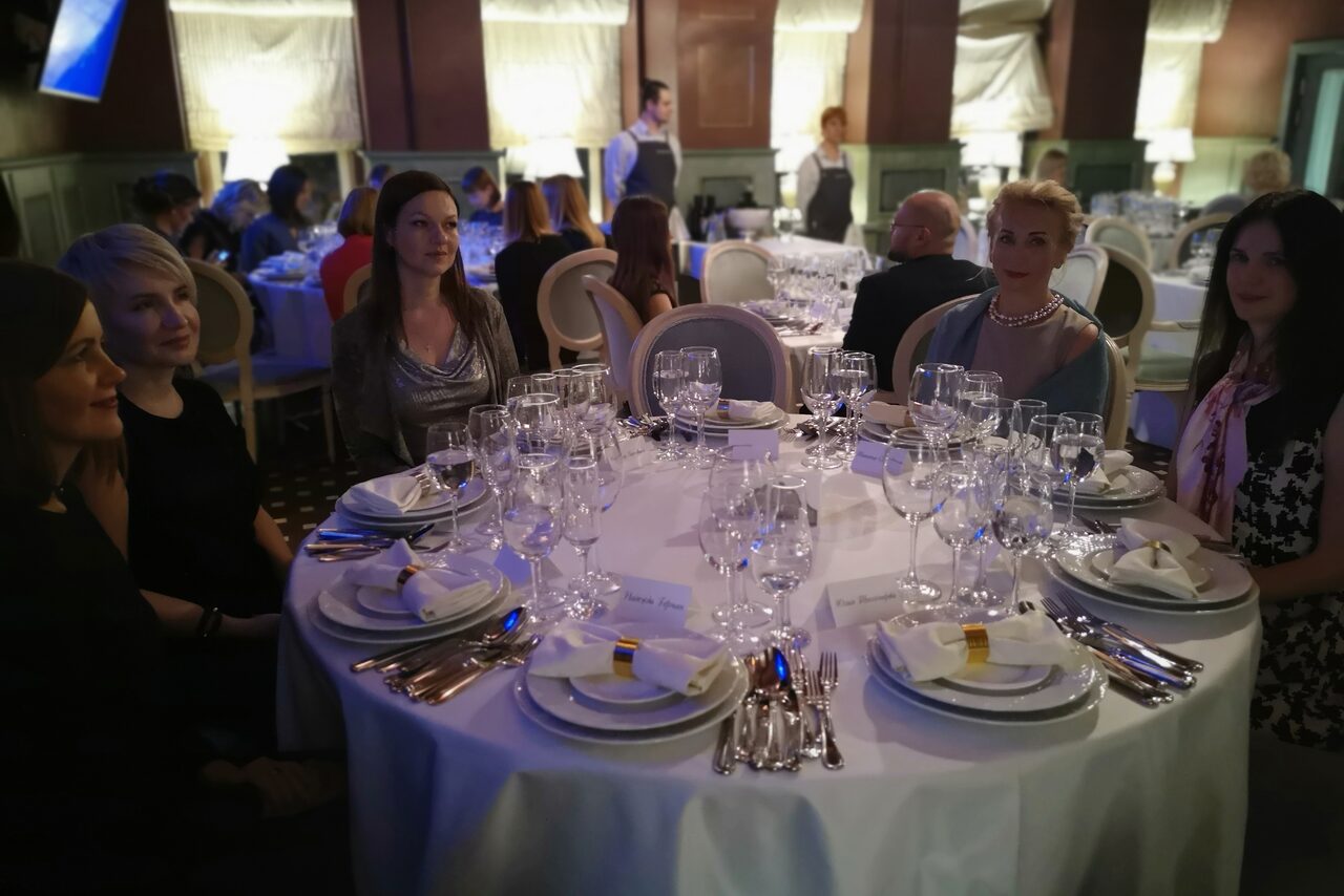 Арендовать Ресторан Владивосток. Банкетный зал со сценой