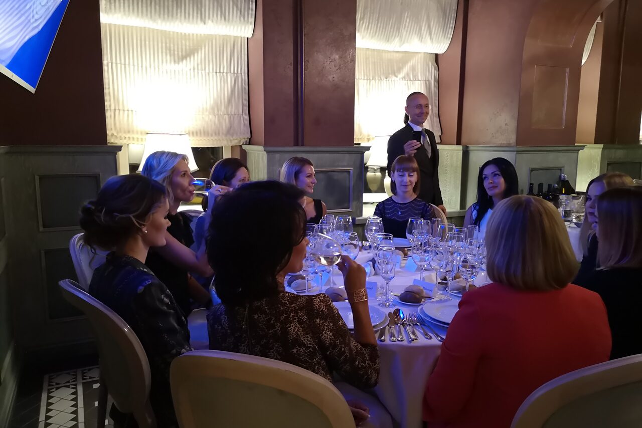 Арендовать Ресторан Владивосток. Банкетный зал со сценой