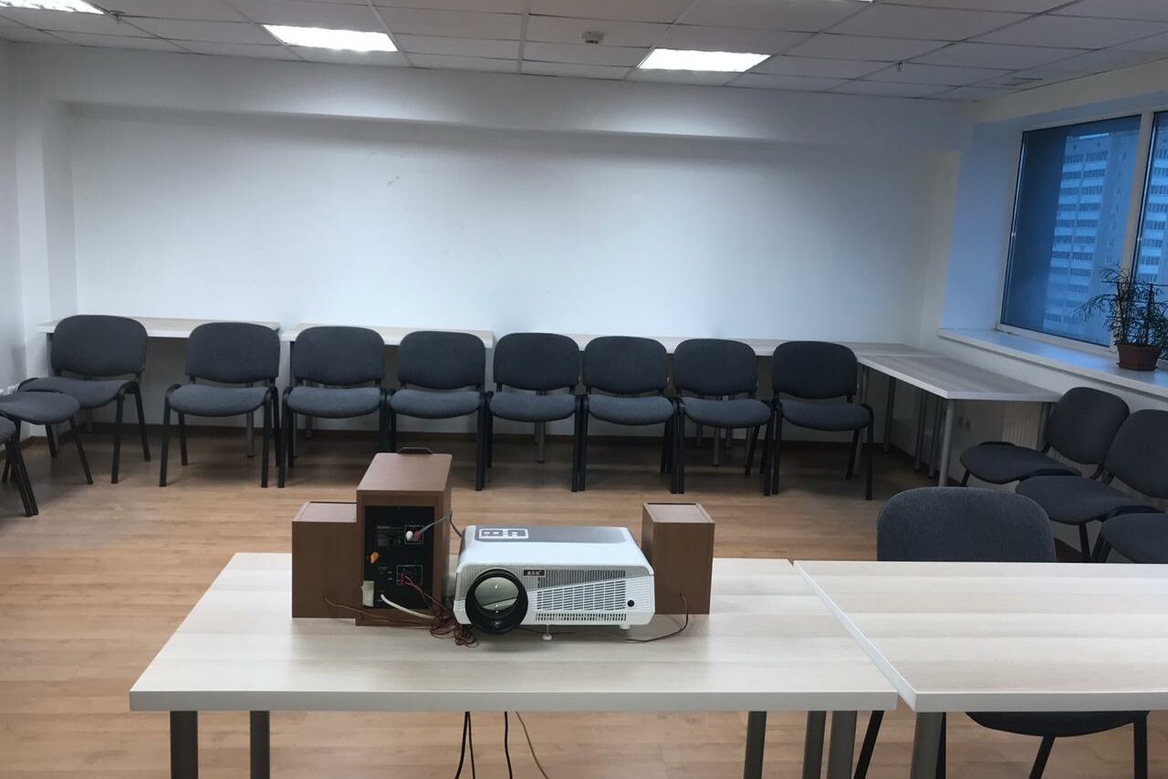 Арендовать Тренинг-зал с партами в Казани