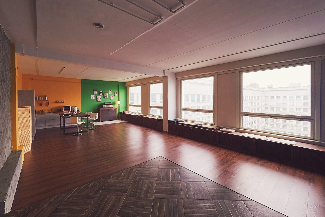 Арендовать C9 studio. Яркий лоф - зал с кухней