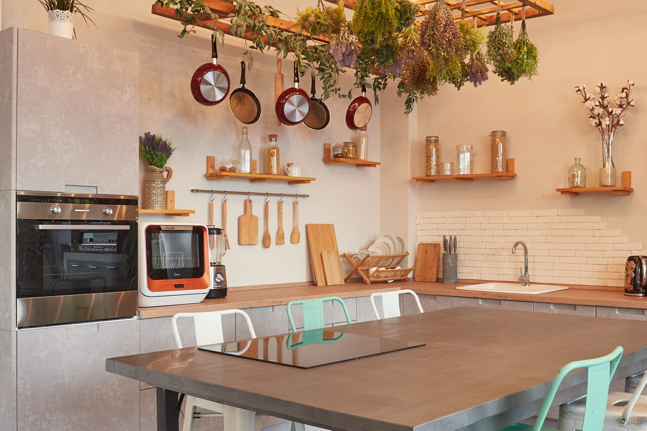 Арендовать C9 studio. Яркий лоф - зал с кухней