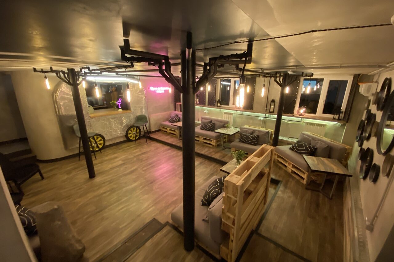 Арендовать Light loft with sofas