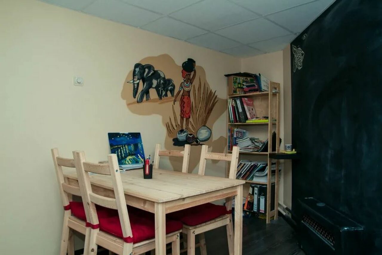 Арендовать Allada School (Аллада Скул). Переговорная с грифельной стеной
