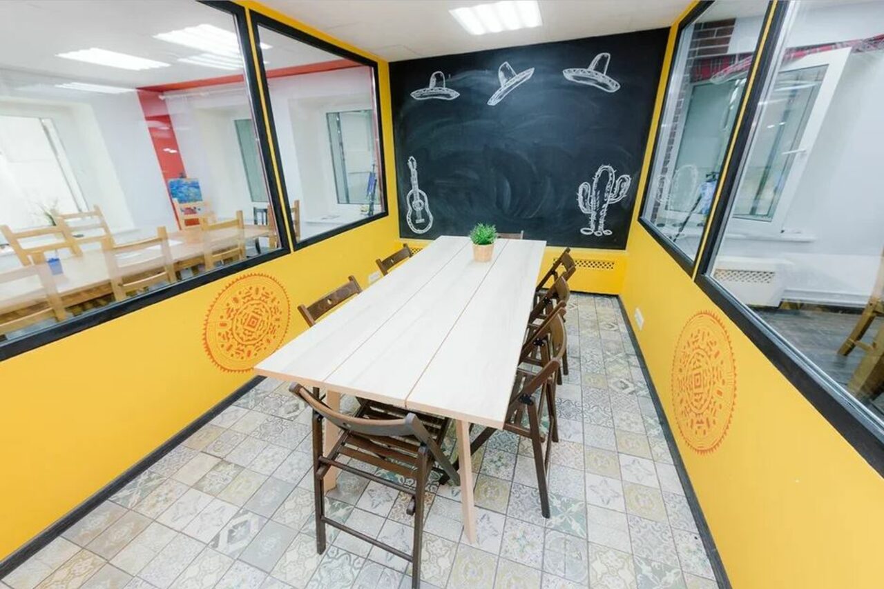 Арендовать Allada School (Аллада Скул). Яркая переговорная с большими окнами