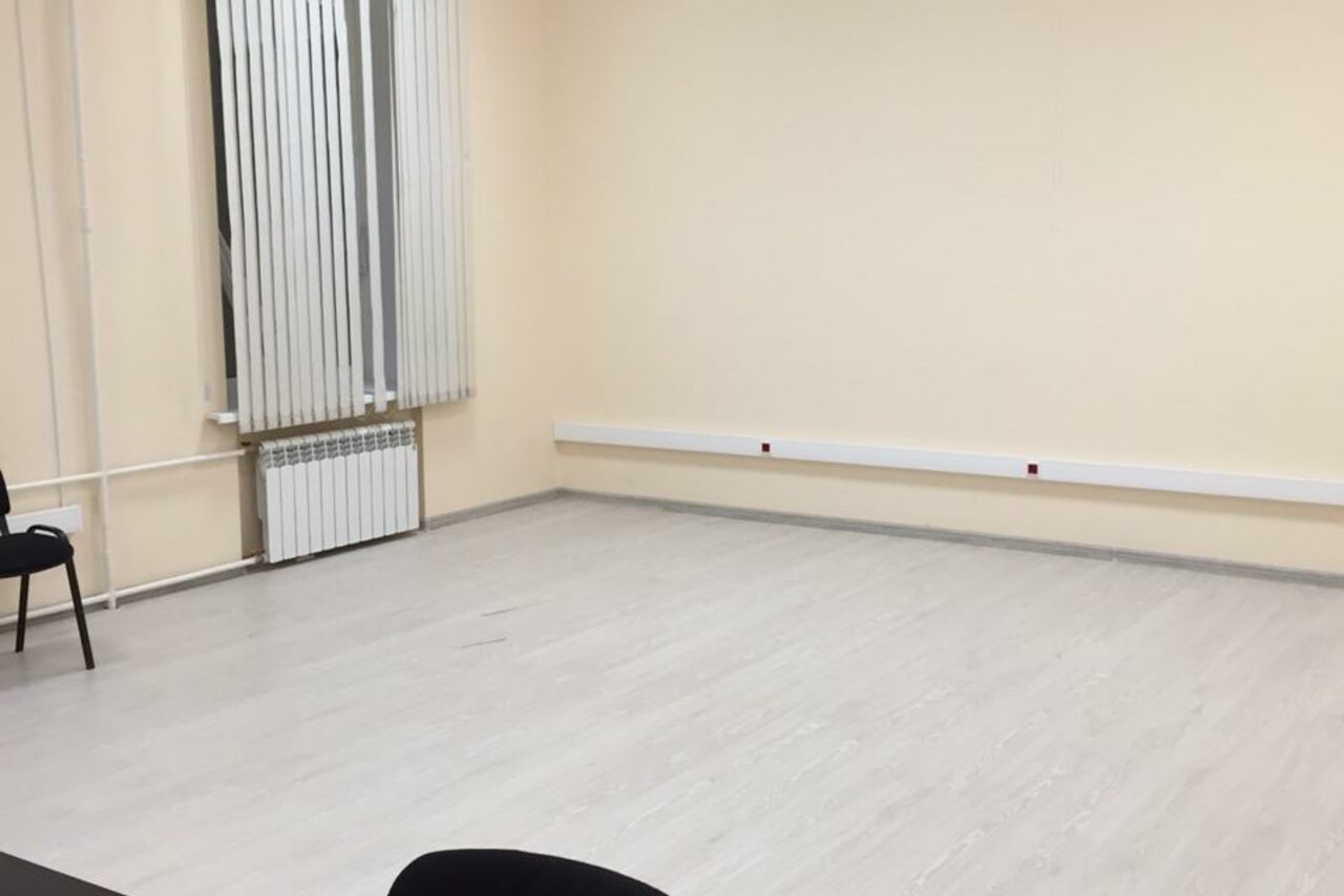 Арендовать Bright room with large windows