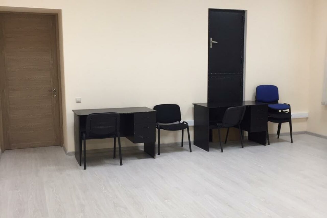 Арендовать Bright room with large windows