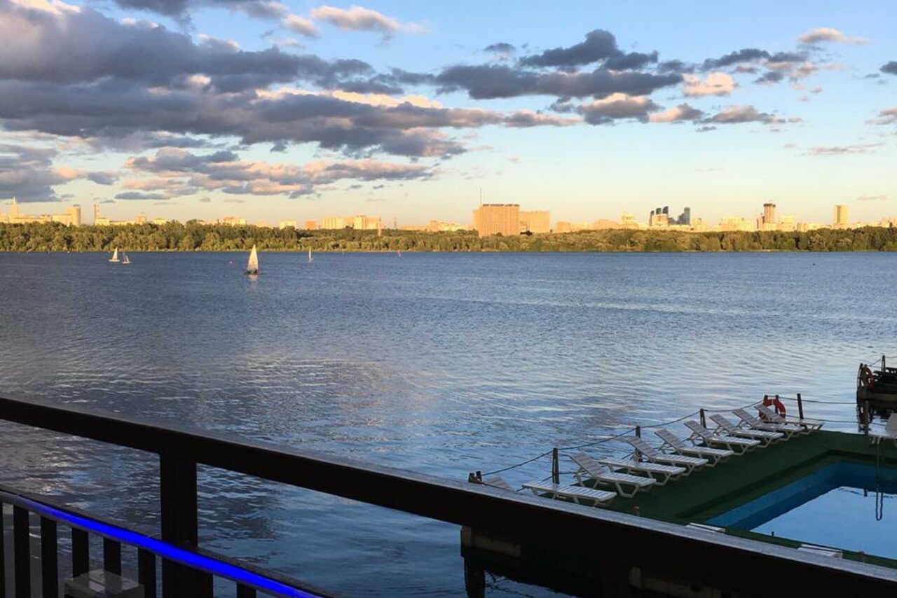 Арендовать Ресторан под закрытие с террасой у реки